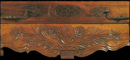 Corbeille de fleurs sur une ceinture d'armoire fabriquée par Maugin, à Sennecey-le-Grand