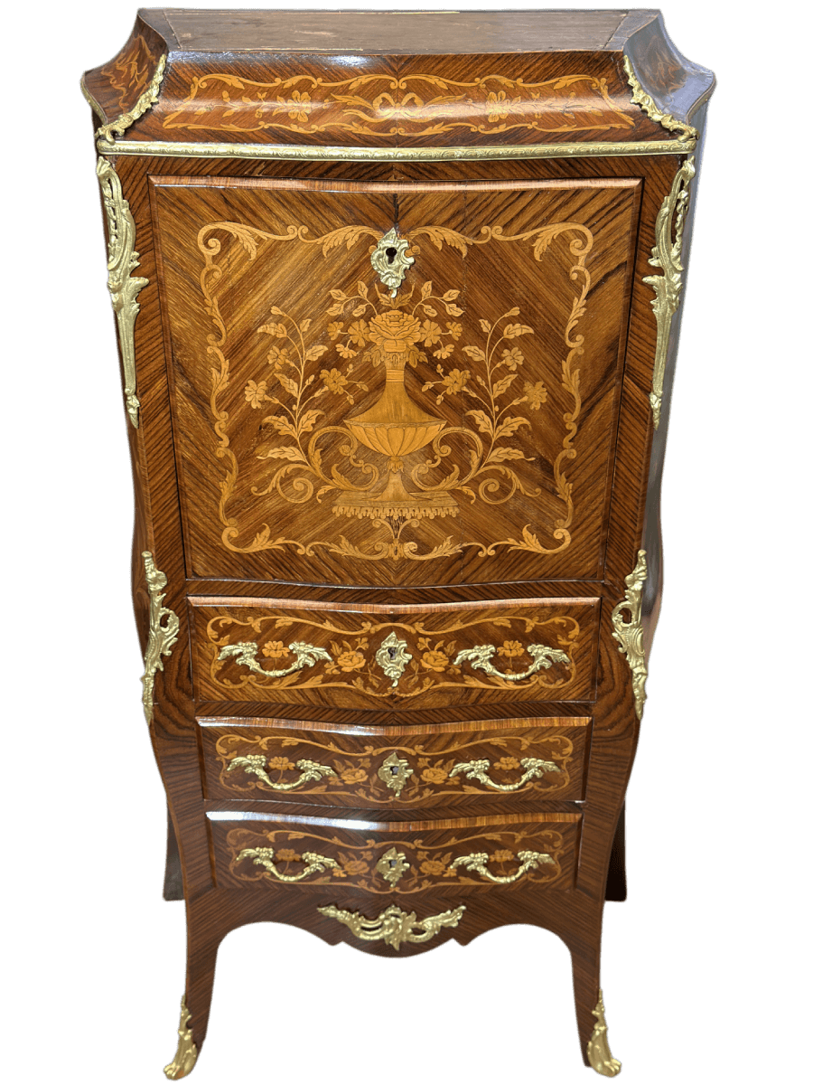 Après restauration. Secrétaire de style Louis XV Après restauration. Restauration à Paris - Vincennes d'un secrétaire de style Louis XV